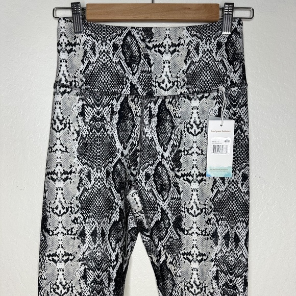 Balance Collection Leggings - Size Medium - Black and White Snakeskin Print NWT - Picture 1 of 12